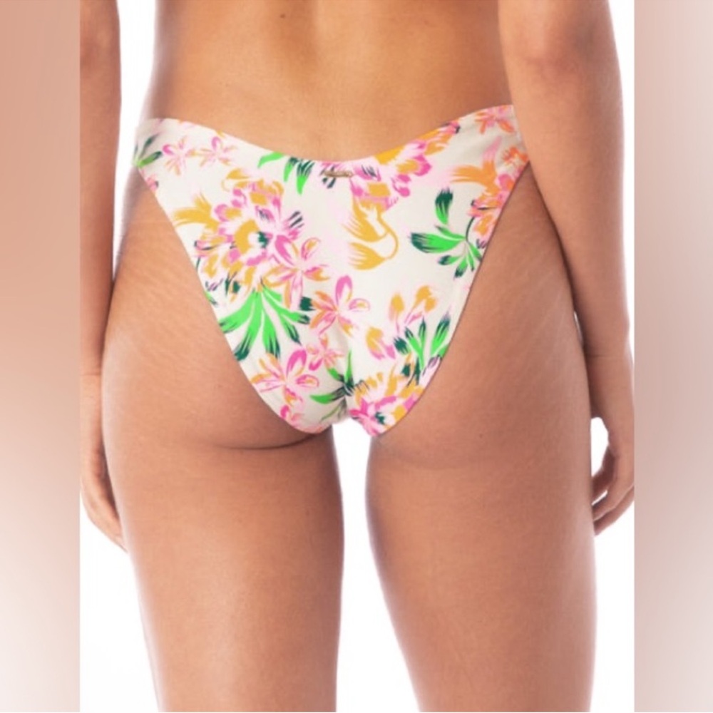 NWT Maaji Bubbly Blossom
Splendour Regular Rise Thin Side
Bikini - Picture 4 of 7